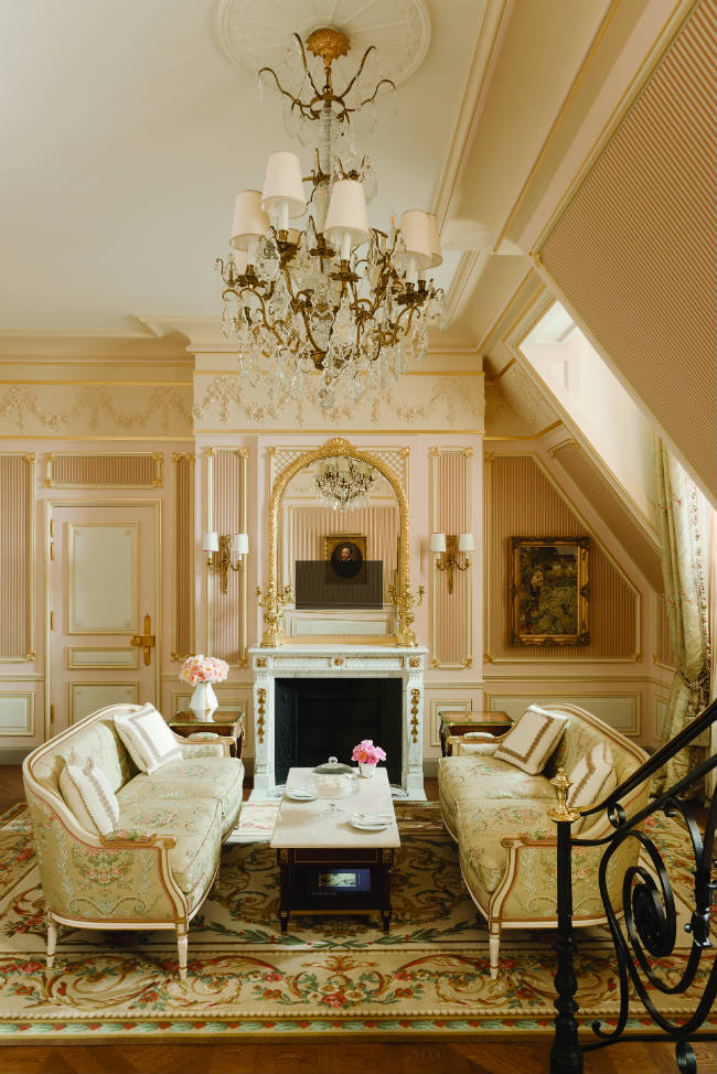 A warm welcome to our iconic Ritz Paris hotel