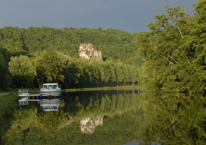 Rent a Houseboat and Discover France over the Water