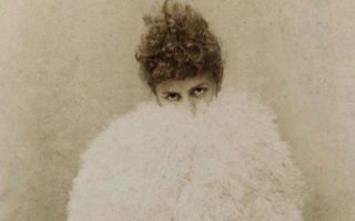 “La Mode Retrouv&eacute;e” at the Palais Galliera Showcases Paris’s First Fashionista