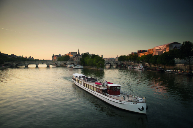 Restaurants in Paris: Don Juan II, An Elegant Yacht on the Seine