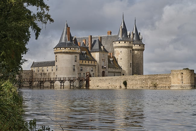 Château de Sully-sur-Loire: Prison, Hideaway, or Refuge?