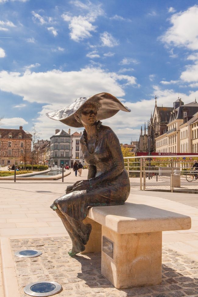 Lili Statue sitting on a bench
