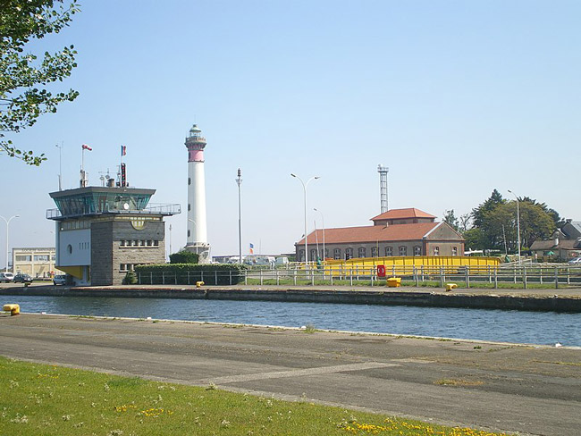 The port of Ouistreham in the foreground, the lock, and in the background, the harbor master's office, the swing bridge and the lighthouse.