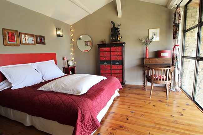 Bedroom with red bedsheets