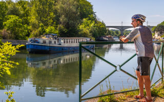 Boat Bike Tours: Where to Find the Best Backgrounds for your France Pics
