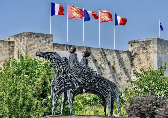 A statue of William the Conqueror and Mathilda by the castle walls © J. Blondel
