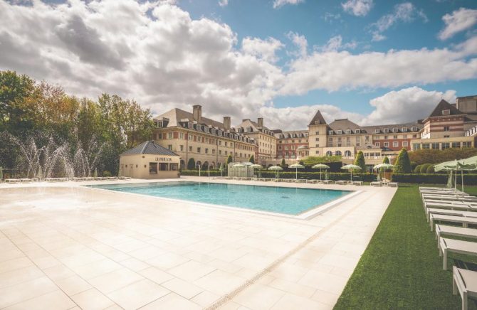 10 Reasons to Stay Near Disneyland Paris